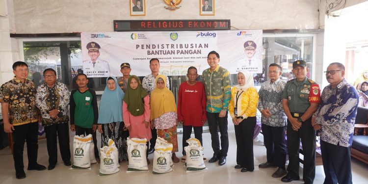 Pemkab Indramayu dan Bulog Salurkan Cadangan Pangan 