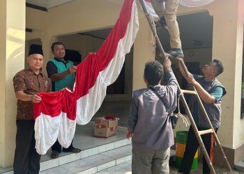 Bentuk Penghormatan Jelang HUT RI ke 80, Pemdes Sende Pasang dan Kibarkan Bendera Merah Putih