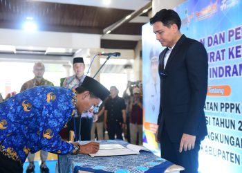 Bupati Indramayu Serahkan 769 SK Pengangkatan PPPK Tahap I
