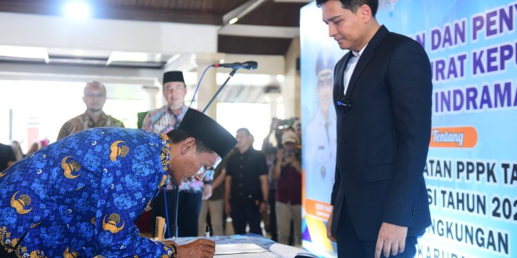 Bupati Indramayu Serahkan 769 SK Pengangkatan PPPK Tahap I