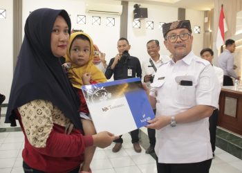 Bupati Imron Serahkan Bantuan untuk Korban Longsor Gunung Kuda