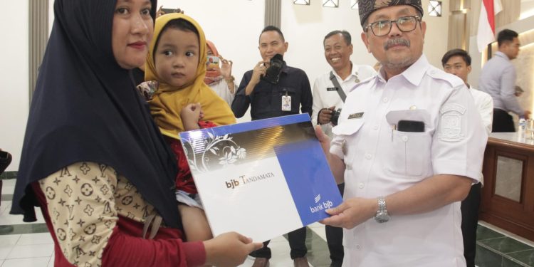 Bupati Imron Serahkan Bantuan untuk Korban Longsor Gunung Kuda
