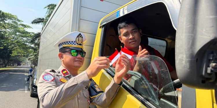 Jelang HUT RI, Satlantas Polres Indramayu Bagikan Bendera Merah Putih