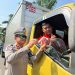 Jelang HUT RI, Satlantas Polres Indramayu Bagikan Bendera Merah Putih