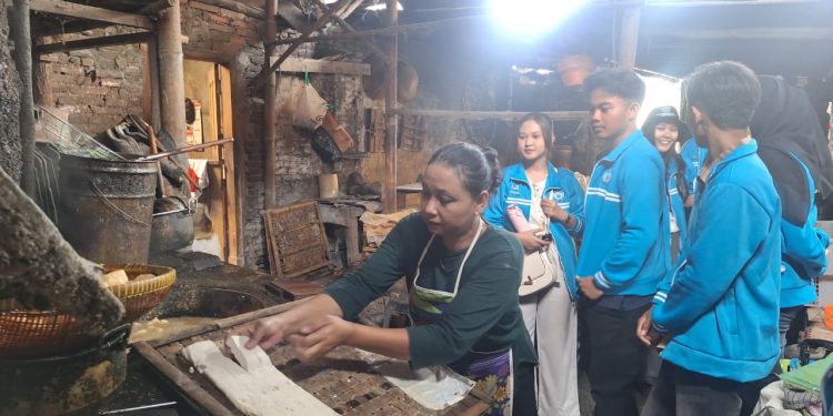 Mahasiswa KKN Universitas Swadaya Gunung Jati Pelajari Proses Pembuatan Tahu Di UMKM Desa Danawinangun