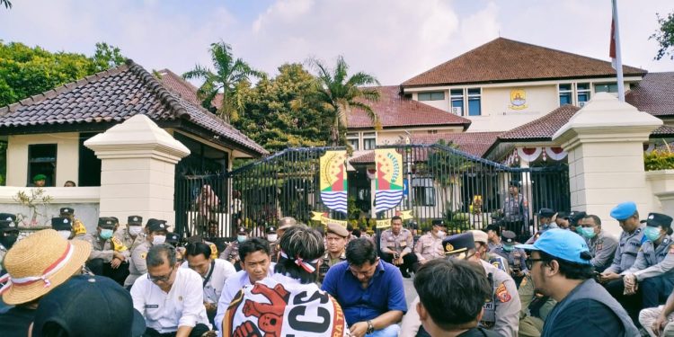 Demo di Kantor Bupati Cirebon, ASPECS Ultimatum Surat Tuntutan Aksi Harus Dikembalikan 11 Agustus!