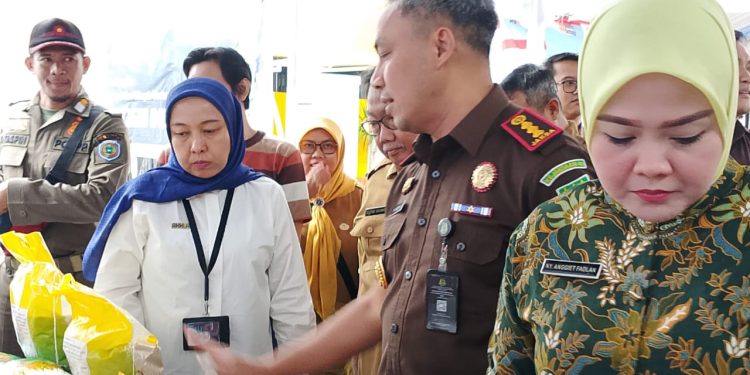 Ringankan Beban Warga, Kejari Indramayu Gelar Pasar Murah