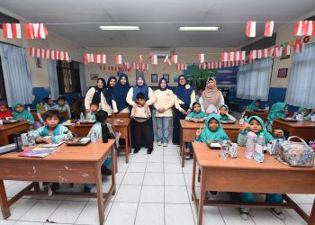 PWP dan KWP Kilang Balongan Berbagi Makan Siang Bergizi untuk Ratusan Siswa SD