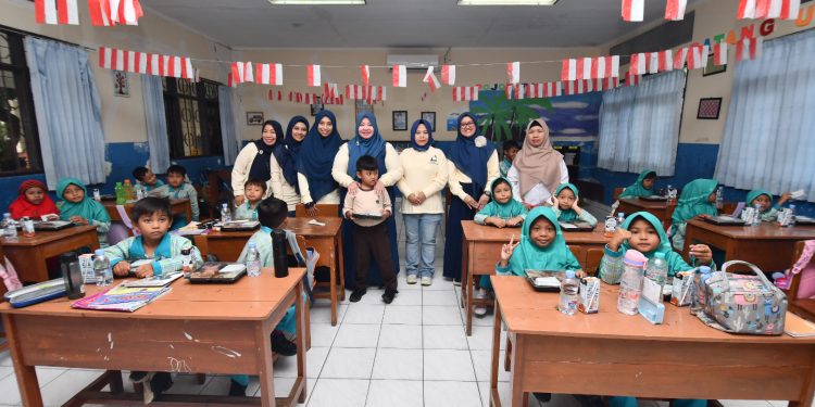 PWP dan KWP Kilang Balongan Berbagi Makan Siang Bergizi untuk Ratusan Siswa SD