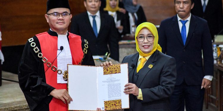 Nurhayati dan Tatang Sutardi Resmi PAW Ketua dan Anggota DPRD Indramayu   