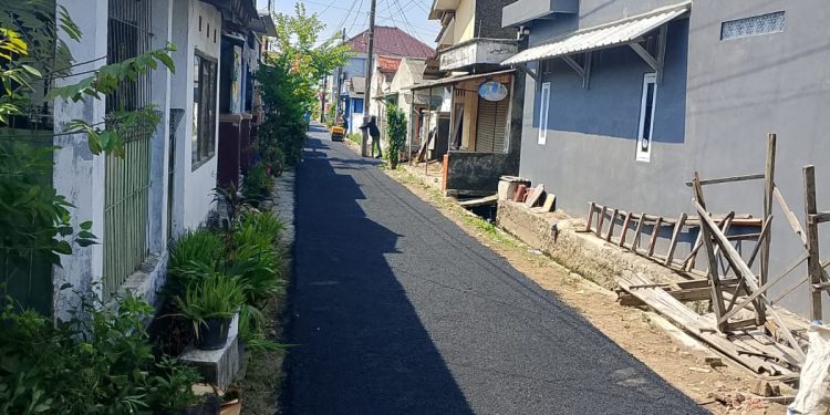 Pastikan Tidak Adalagi Lubang Dijalan Lingkungan RW 11 Desa Arjawinangun 