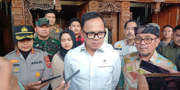 Wamendagri Tinjau Gedung DPRD Cirebon yang Rusak, Tekankan Dialog dan Efisiensi Anggaran