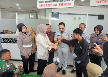 Samsat Sumber Rayakan Hari Keselamatan Lalu Lintas dengan Cara Unik: Helm Gratis dan Pesan “Jatuh di Aspal Tak Seindah Jatuh Cinta”
