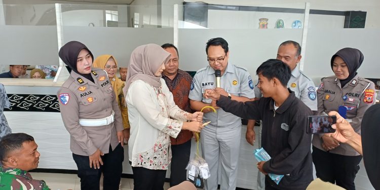 Samsat Sumber Rayakan Hari Keselamatan Lalu Lintas dengan Cara Unik: Helm Gratis dan Pesan “Jatuh di Aspal Tak Seindah Jatuh Cinta”