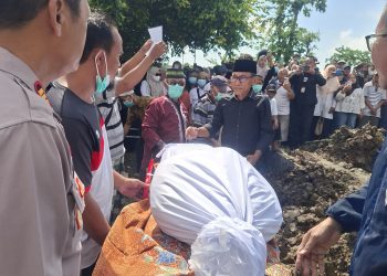 Ratusan Pelayat Iringi Pemakaman Lima Jenazah Diduga Korban Pembunuhan 