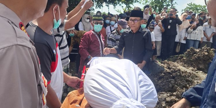 Ratusan Pelayat Iringi Pemakaman Lima Jenazah Diduga Korban Pembunuhan 