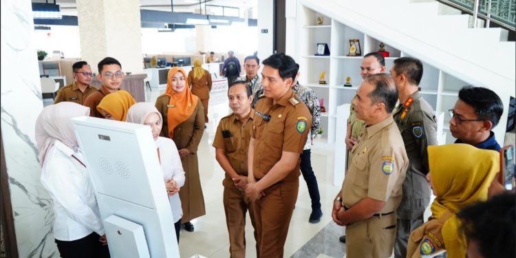 Bupati Lucky Hakim Wajibkan SKPD Publikasi Layanan Publik