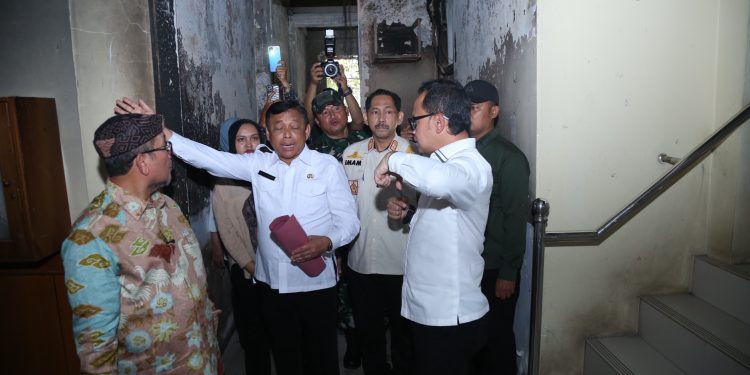 Wamendagri Tinjau Gedung DPRD Cirebon yang Rusak, Tekankan Dialog dan Efisiensi Anggaran