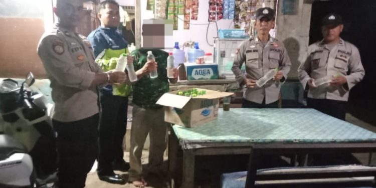 Polsek Jajaran Polres Indramayu Gelar KRYD, Polisi Amankan Puluhan Botol Ciu