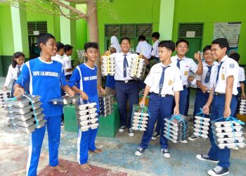 Siswa SMPN 1 Arjawinangun Senang Dapat Makanan Bergizi Gratis