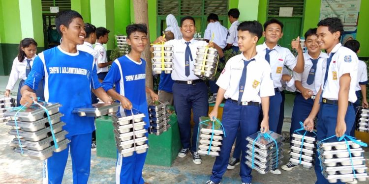 Siswa SMPN 1 Arjawinangun Senang Dapat Makanan Bergizi Gratis
