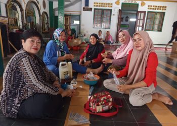 Kaum Ibu Desa Danawinangun Guyub Saling Bantu Kelancaran Pesta Adat Nyai Mas Endang Geulis