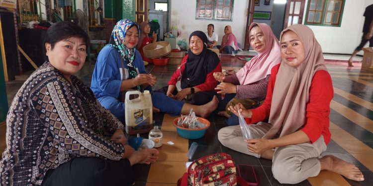 Kaum Ibu Desa Danawinangun Guyub Saling Bantu Kelancaran Pesta Adat Nyai Mas Endang Geulis