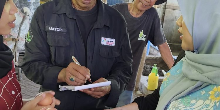 Bank Sampah Wiralodra Balongan Inisiasi Barter Telur dengan Sampah dan Minyak Jelantah  