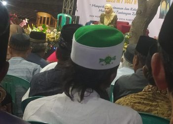 Ratusan Masyarakat Desa Pabedilan Kaler antusias Mendengarkan Ceramah Hj Awit Fitriani Pada Acara Maulid Nabi Muhamad SAW 