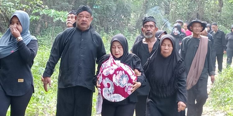 Acara Iplalan Adat Desa Rambatan Wetan, Mandi di Kali Cimanuk