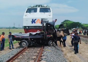 Tragis! Mobil Pick Up Tertemper KA Tawangjaya Di Perlintasan Citemu Cirebon