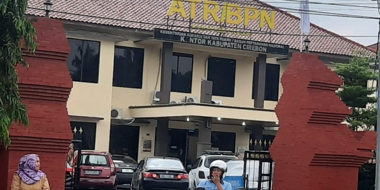 ATR/BPN Cirebon Diduga Jadi “Ladang Pungli” — Sertifikat Berlarut, Beres Kalau Ada Uang Pelicin!