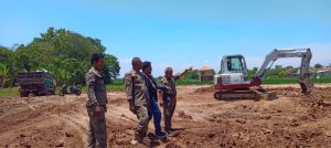 Kasi Trantib Kecamatan Plumbon bersama stafnya meninjau lokasi kegiatan yang diduga akan dijadikan lokasi pembangunan perumahan