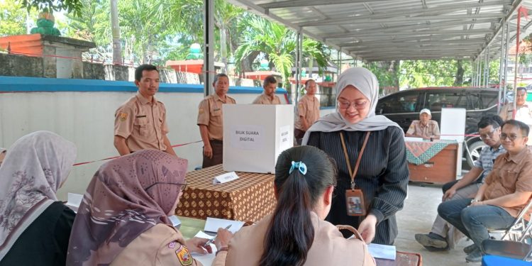 DPMD Indramayu Lakukan Simulasi Pemungutan Suara di TPS Digital