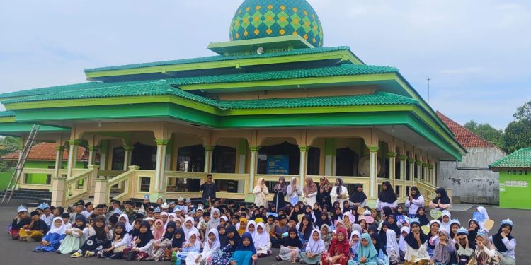Pemdes Kaligawe Wetan Bersama SD Negeri 1 Kaligawe Wetan Peringati Hari Santri Nasional 2025