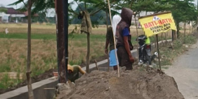 Warga Sende Soal Proyek Saluran Irigasi Yang Diduga Tidak Ada Keterbukaan Terhadap Publik