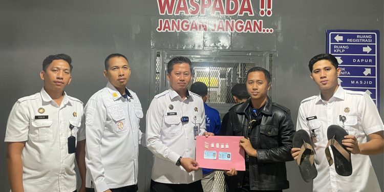 Petugas Lapas Indramayu Gagalkan Penyelundupan Sabu dalam Sandal  