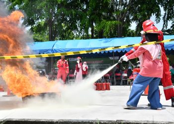 Istri Pekerja Kilang Berjibaku Padamkan Kebakaran