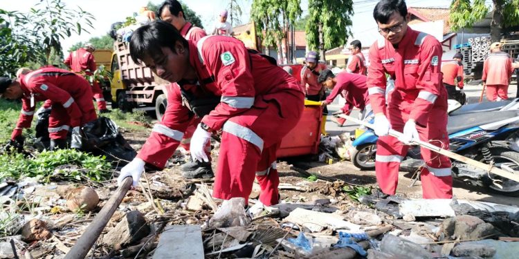 Sinergi Atasi Sampah, Kilang Balongan Bersama KLHK dan DLH Indramayu Gelar Aksi Bersih Sampah