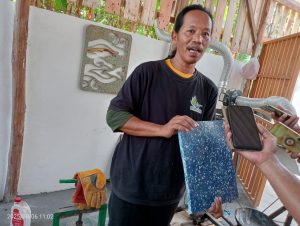 Ketua Bank Sampah Wiralodra, Desa/Kecamatan Balongan, Matori, menunjukan lempengan plastik yang siap dibentuk sesuai pesanan. Foto: dok/Safrudin