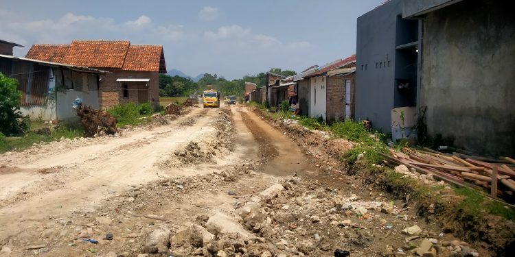 Diduga Tidak Berizin, Pembangunan Perumahan Diwilayah Desa Cempaka – Kelurahan Pesalakan Masih Tetap Beraktivitas, Penegak Perda Entah Kemana?