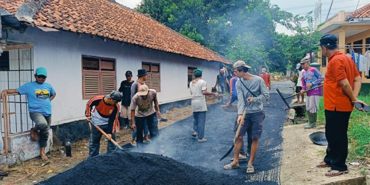 Realisasi Banprov, Pemdes Susukanlebak Gelar Peningkatan Jalan Desa