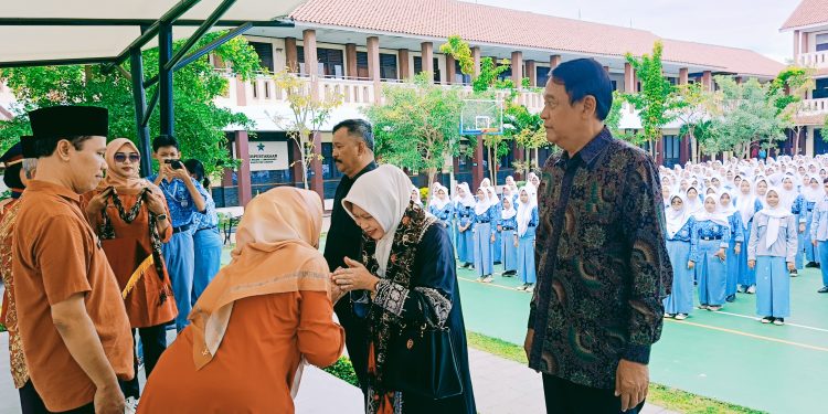 Selamat Datang Nina Ernawati Purnamasari, Pisah Sambut Kepala SMA Negeri 1 Lemahabang Berlangsung Khidmat