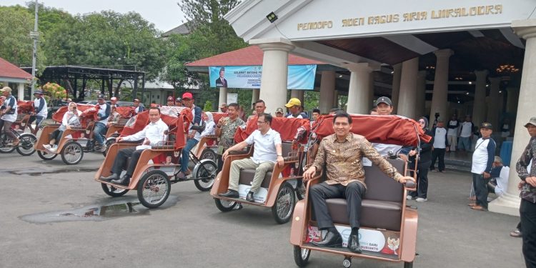 Presiden Prabowo Berikan Bantuan Becak Listrik Gratis Kepada 100 Pengayuh Becak Lansia di Indramayu 