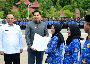 Bupati Indramayu Serahkan SK Pengangkatan kepada 4.733 Tenaga PPPK Paruh Waktu