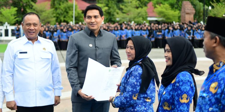 Bupati Indramayu Serahkan SK Pengangkatan kepada 4.733 Tenaga PPPK Paruh Waktu