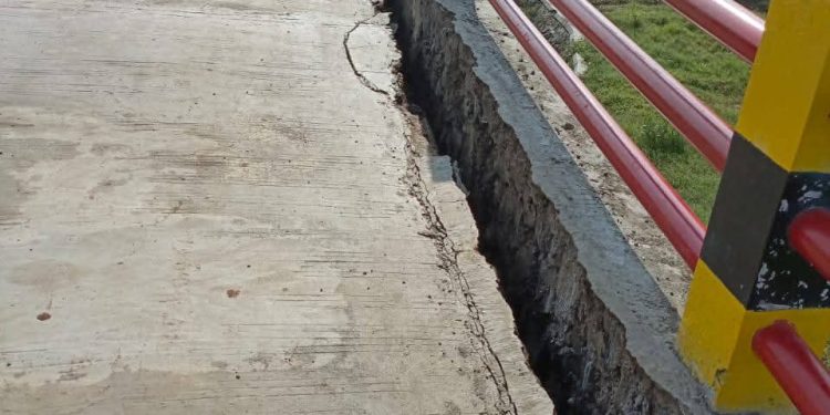 Bangunan Jembatan Gantung Babakan losari Lor Ambruk