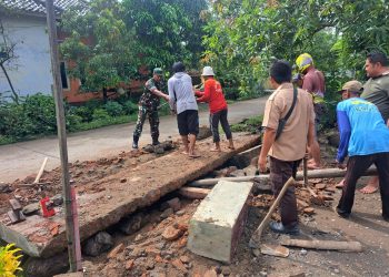 Babinsa Cikedunglor dan Warga Gelar Kerja Bakti Perbaikan Gorong-Gorong