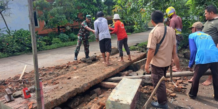 Babinsa Cikedunglor dan Warga Gelar Kerja Bakti Perbaikan Gorong-Gorong