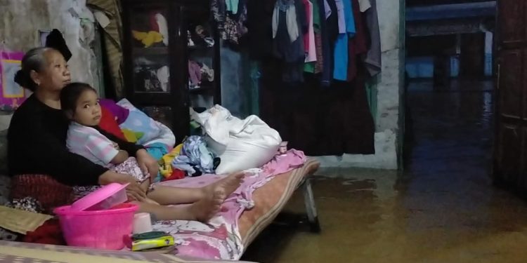 Kisah Warji yang Rumahnya Kebanjiran, Imbas Luapan Kali Asin Desa Bunder